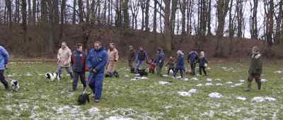 Lige inden hvalpene til sidst fik frikvarter, sk&oslash;d Albert med startpistol - det tager de allesammen fint!