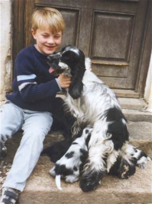 Magnus og Marni med hvalpe, der lige n&aring;r at f&aring; sig en t&aring;r....